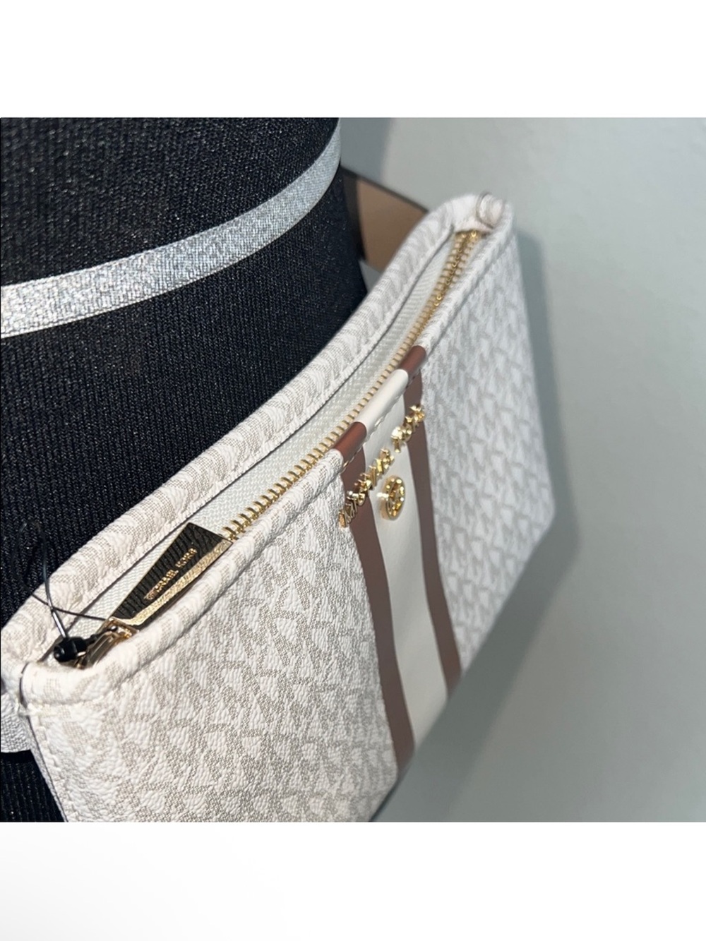 Like new condition, Michael Michael Kors belt bag S/M - Picture 12 of 12